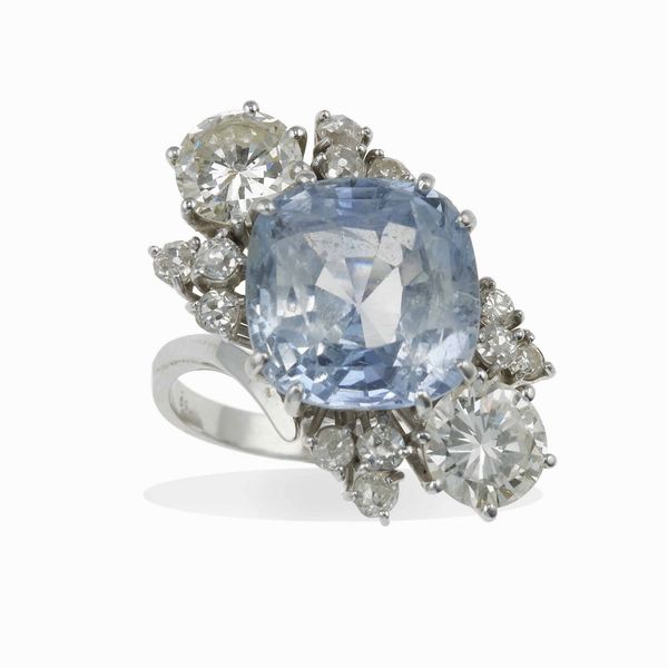 Anello con zaffiro Sri Lanka di ct 13.00 circa e due diamanti taglio brillante di ct 1.20 circa  - Asta Fine jewels - Associazione Nazionale - Case d'Asta italiane