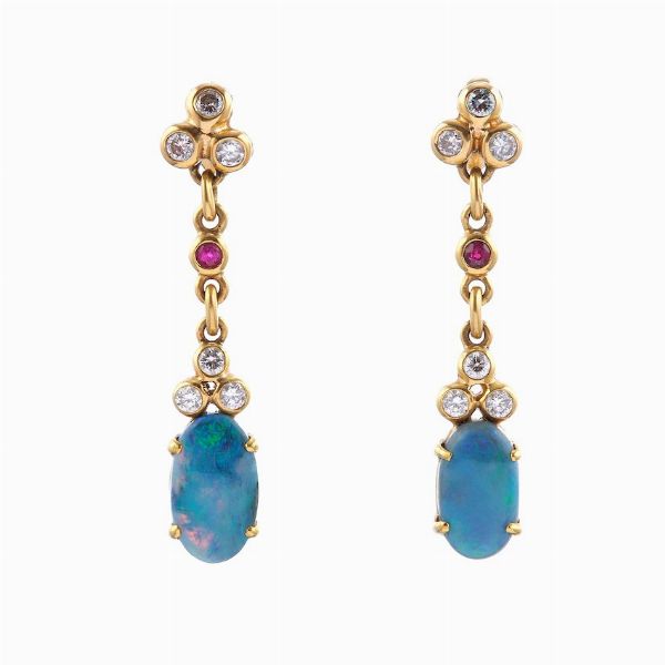 Orecchini pendenti con opali, diamanti e rubini  - Asta Fine jewels - Associazione Nazionale - Case d'Asta italiane