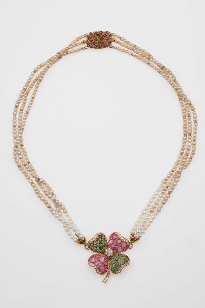 Collana quadrifoglio con piccole perle, rubini, smeraldi, diamanti e zaffiri  - Asta Fine jewels - Associazione Nazionale - Case d'Asta italiane