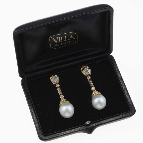 Villa. Orecchini pendenti con perle coltivate e diamanti  - Asta Fine jewels - Associazione Nazionale - Case d'Asta italiane