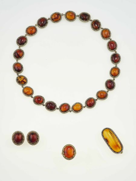 Parure composto da girocollo, orecchini, anello e spilla in ambra e diamanti taglio huit-huit  - Asta Fine jewels - Associazione Nazionale - Case d'Asta italiane