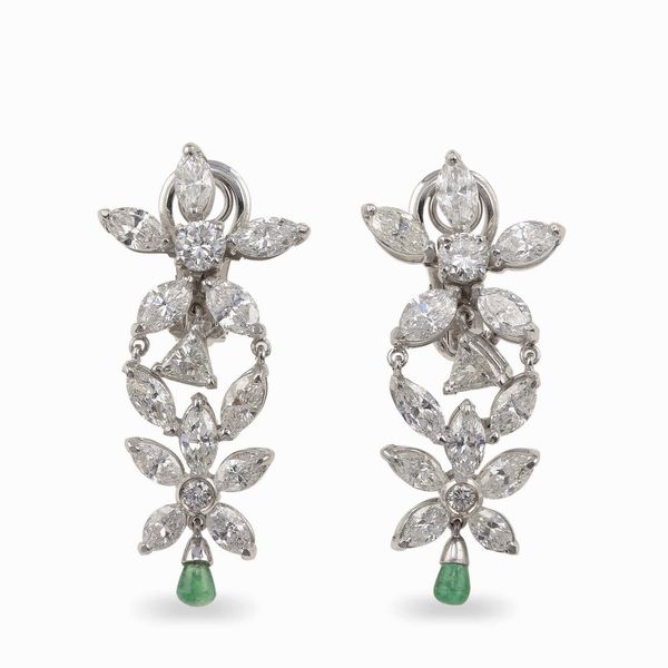 Orecchini pendenti con diamanti e piccoli smeraldi  - Asta Fine jewels - Associazione Nazionale - Case d'Asta italiane