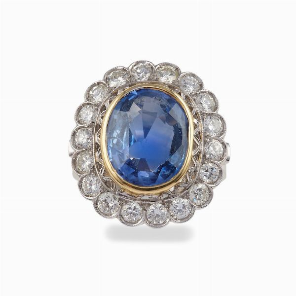 Anello con zaffiro Sri Lanka di ct 7.50 circa e diamanti a contorno  - Asta Fine jewels - Associazione Nazionale - Case d'Asta italiane