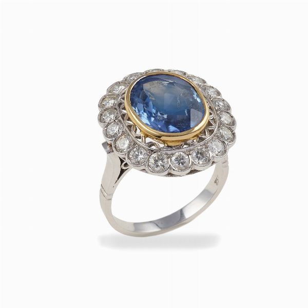 Anello con zaffiro Sri Lanka di ct 7.50 circa e diamanti a contorno  - Asta Fine jewels - Associazione Nazionale - Case d'Asta italiane