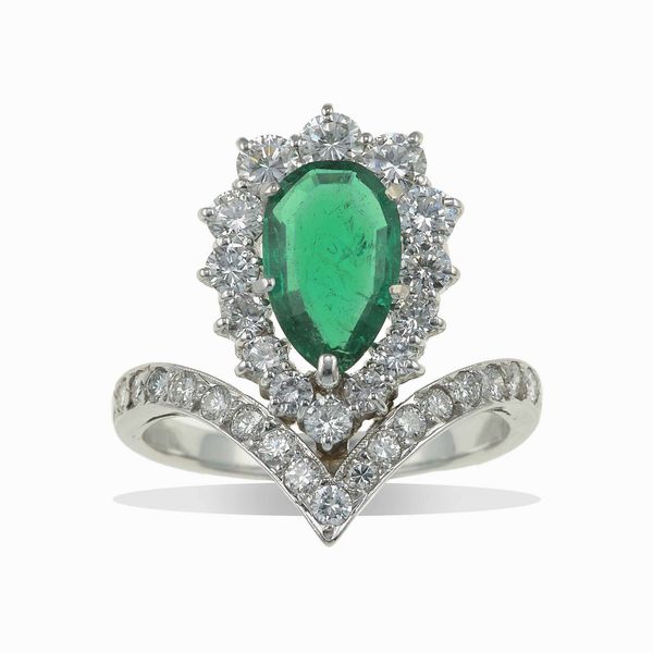 Anello con smeraldo e diamanti a contorno  - Asta Fine jewels - Associazione Nazionale - Case d'Asta italiane