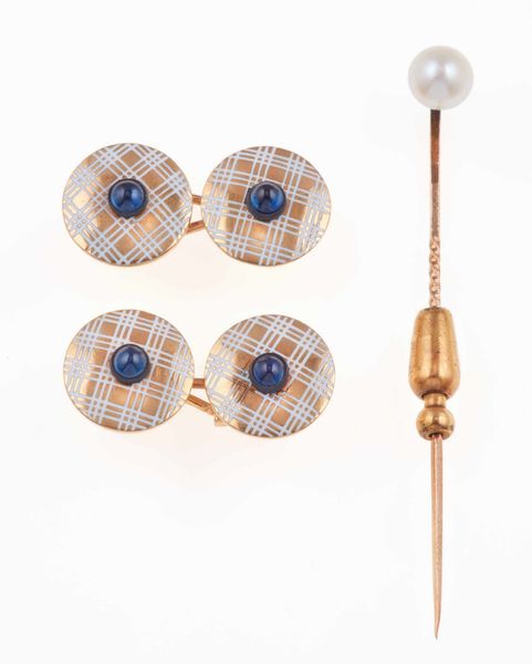 Un paio di bottoni da polso con smalto bianco e pasta vitrea blu ed uno spillone da cravatta con perla  - Asta Fine jewels - Associazione Nazionale - Case d'Asta italiane