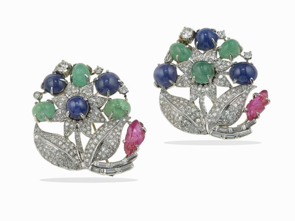 Coppia di clips con smeraldi, zaffiri, rubini e diamanti  - Asta Fine jewels - Associazione Nazionale - Case d'Asta italiane