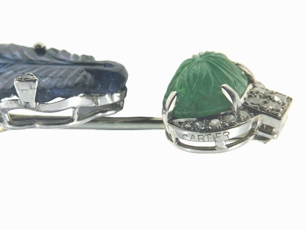 Spilla con smeraldo e zaffiro incisi e piccoli diamanti  - Asta Fine jewels - Associazione Nazionale - Case d'Asta italiane