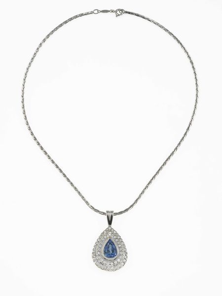 Pendente con zaffiro Sri Lanka di ct 6.60 circa e diamanti  - Asta Fine jewels - Associazione Nazionale - Case d'Asta italiane