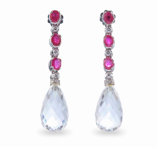 Orecchini pendenti con cristallo di rocca, rubini e piccoli diamanti  - Asta Fine jewels - Associazione Nazionale - Case d'Asta italiane