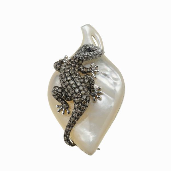 Spilla/pendente con madreperla e diamanti  - Asta Fine jewels - Associazione Nazionale - Case d'Asta italiane