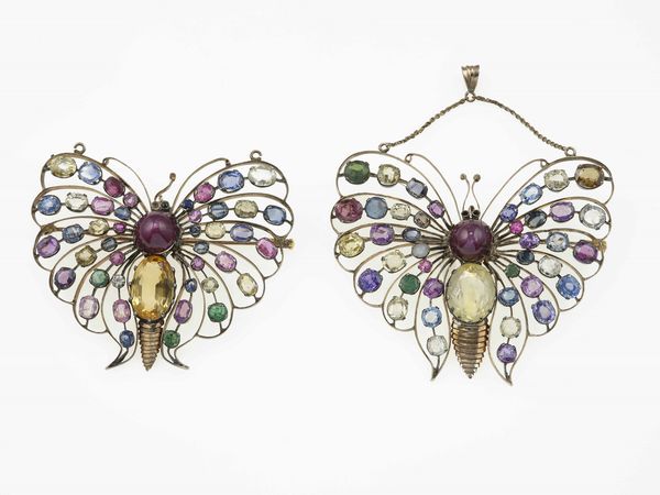 Coppia di spille farfalle con rubini, corindoni multicolor e smeraldi  - Asta Fine jewels - Associazione Nazionale - Case d'Asta italiane