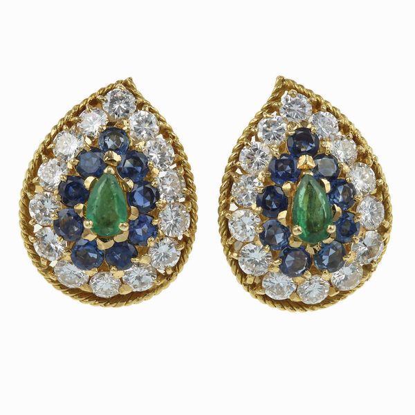 Cusi. Orecchini con diamanti, zaffiri e smeraldi  - Asta Fine jewels - Associazione Nazionale - Case d'Asta italiane