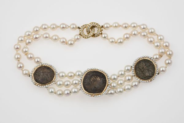 Girocollo con perle coltivate e monete  - Asta Fine jewels - Associazione Nazionale - Case d'Asta italiane