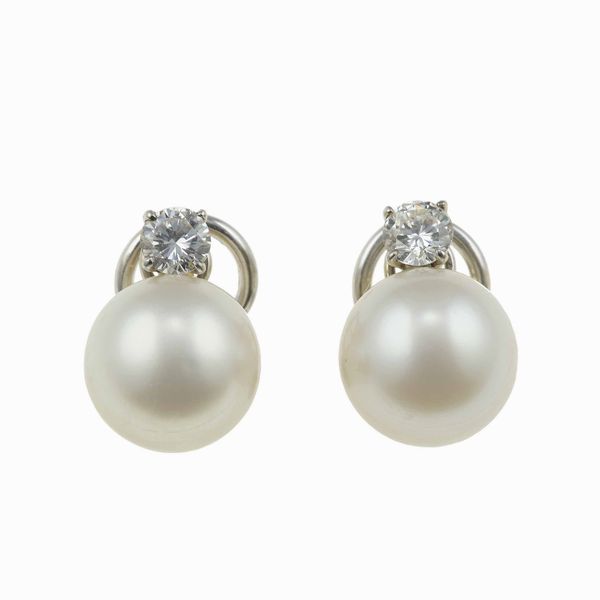 Orecchini con perle coltivate e diamante taglio brillante  - Asta Fine jewels - Associazione Nazionale - Case d'Asta italiane