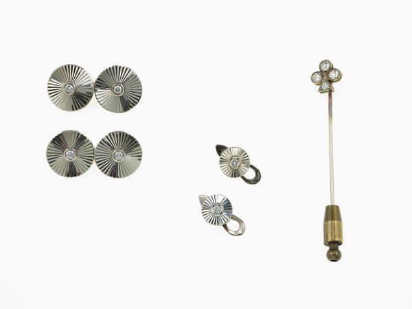 Lotto composto da un paio di bottoni da polso e da sparato ed una piccola spilla da cravatta  - Asta Fine jewels - Associazione Nazionale - Case d'Asta italiane