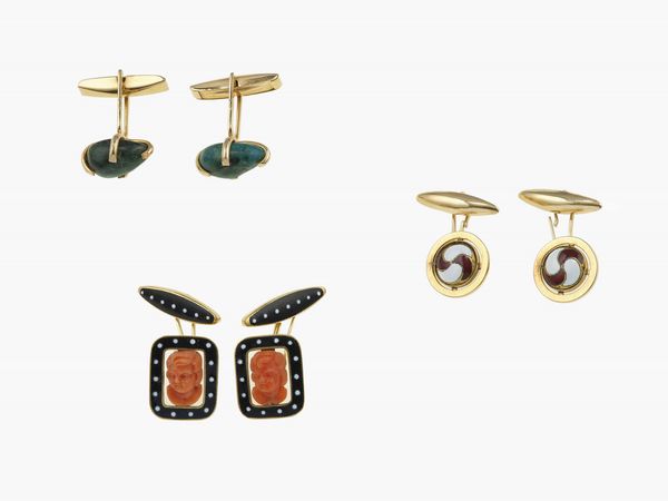 Lotto composto da tre paia di bottoni da polso con smalti policromi, corallo e pietra dura  - Asta Fine jewels - Associazione Nazionale - Case d'Asta italiane
