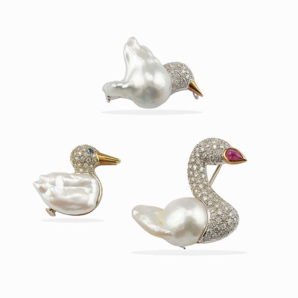 Lotto composto da tre spille con perle e diamanti  - Asta Fine jewels - Associazione Nazionale - Case d'Asta italiane