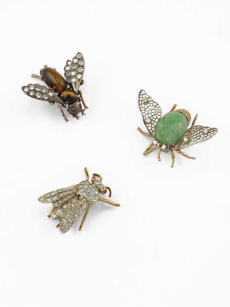 Lotto composto da tre spille con diamanti, occhio di tigre e giadeite  - Asta Fine jewels - Associazione Nazionale - Case d'Asta italiane