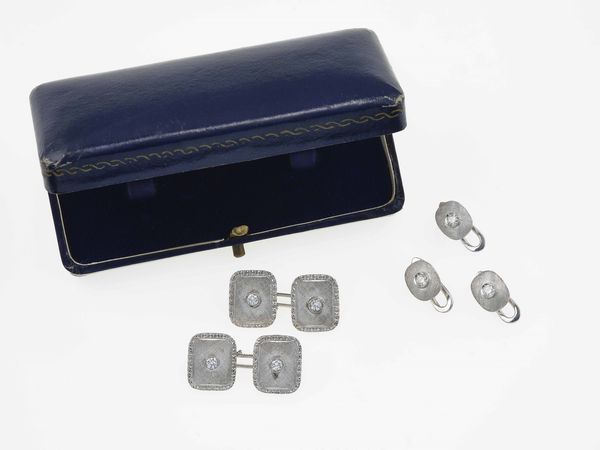 Set composto da bottoni da polso e da sparato con piccoli diamanti  - Asta Fine jewels - Associazione Nazionale - Case d'Asta italiane