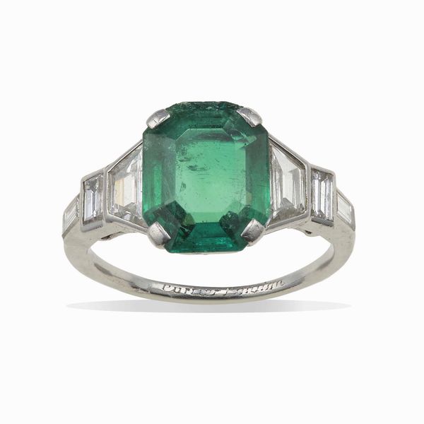 Cartier, London. Anello con smeraldo Colombia di ct 2.80 e diamanti per ct 0.80  - Asta Fine jewels - Associazione Nazionale - Case d'Asta italiane