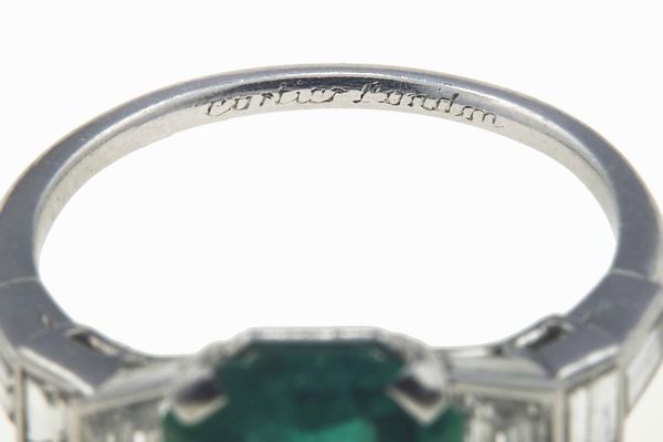 Cartier, London. Anello con smeraldo Colombia di ct 2.80 e diamanti per ct 0.80  - Asta Fine jewels - Associazione Nazionale - Case d'Asta italiane