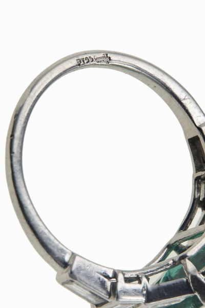 Cartier, London. Anello con smeraldo Colombia di ct 2.80 e diamanti per ct 0.80  - Asta Fine jewels - Associazione Nazionale - Case d'Asta italiane