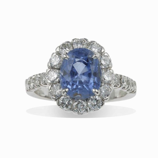 Anello con zaffiro Sri Lanka di ct 4.40 e diamanti  - Asta Fine jewels - Associazione Nazionale - Case d'Asta italiane
