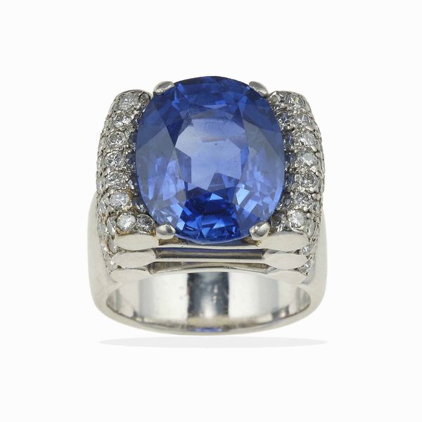 Anello con zaffiro Ceylon di ct 15.00 circa  - Asta Fine jewels - Associazione Nazionale - Case d'Asta italiane