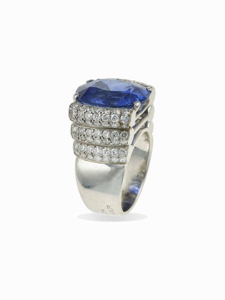Anello con zaffiro Ceylon di ct 15.00 circa  - Asta Fine jewels - Associazione Nazionale - Case d'Asta italiane