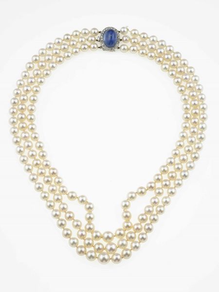 Collana a tre fili di perle coltivate, fermezza con zaffiro Sri Lanka, taglio cabochon, di ct 18.00 circa  - Asta Fine jewels - Associazione Nazionale - Case d'Asta italiane