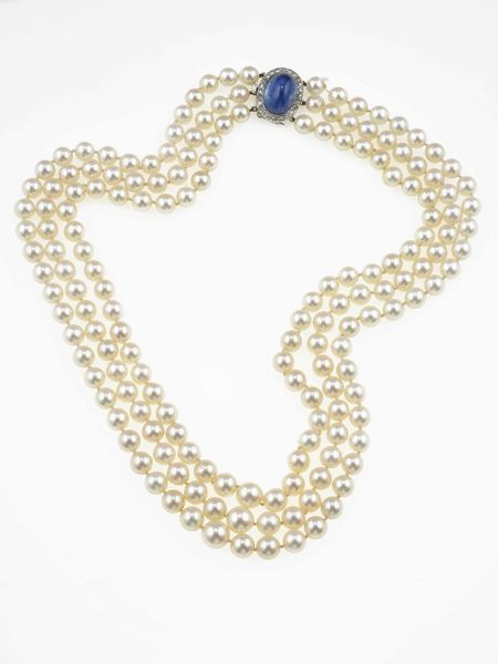 Collana a tre fili di perle coltivate, fermezza con zaffiro Sri Lanka, taglio cabochon, di ct 18.00 circa  - Asta Fine jewels - Associazione Nazionale - Case d'Asta italiane