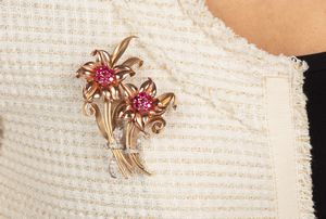 Spilla raffigurante due fiori con diamanti e rubini Burma  - Asta Fine jewels - Associazione Nazionale - Case d'Asta italiane
