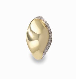 Scavia. Lotto composto da due girocolli, un bracciale, due spille ed un orecchino con piccoli diamanti  - Asta Fine jewels - Associazione Nazionale - Case d'Asta italiane