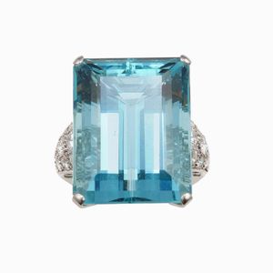 Anello con acquamarina di ct 35.89 circa con diamanti  - Asta Fine jewels - Associazione Nazionale - Case d'Asta italiane