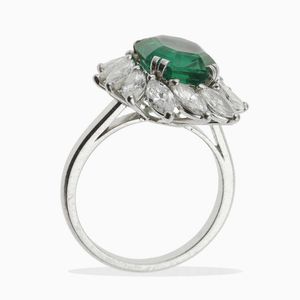 Anello smeraldo Colombia ct 4.35 e diamanti taglio navette a contorno  - Asta Fine jewels - Associazione Nazionale - Case d'Asta italiane