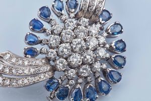 Spilla con zaffiri taglio goccia e diamanti  - Asta Fine jewels - Associazione Nazionale - Case d'Asta italiane