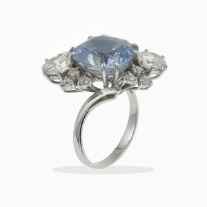 Anello con zaffiro Sri Lanka di ct 13.00 circa e due diamanti taglio brillante di ct 1.20 circa  - Asta Fine jewels - Associazione Nazionale - Case d'Asta italiane