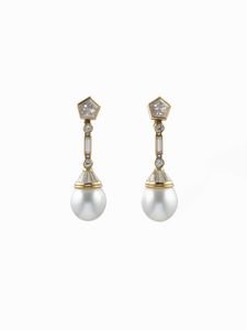Villa. Orecchini pendenti con perle coltivate e diamanti  - Asta Fine jewels - Associazione Nazionale - Case d'Asta italiane