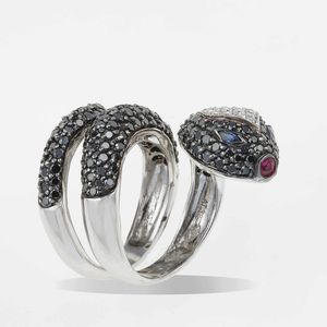 Anello serpente con pav� di diamanti neri e bianchi  - Asta Fine jewels - Associazione Nazionale - Case d'Asta italiane