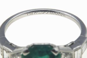 Cartier, London. Anello con smeraldo Colombia di ct 2.80 e diamanti per ct 0.80  - Asta Fine jewels - Associazione Nazionale - Case d'Asta italiane