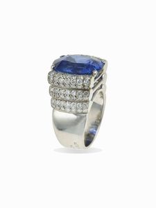 Anello con zaffiro Ceylon di ct 15.00 circa  - Asta Fine jewels - Associazione Nazionale - Case d'Asta italiane