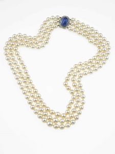 Collana a tre fili di perle coltivate, fermezza con zaffiro Sri Lanka, taglio cabochon, di ct 18.00 circa  - Asta Fine jewels - Associazione Nazionale - Case d'Asta italiane