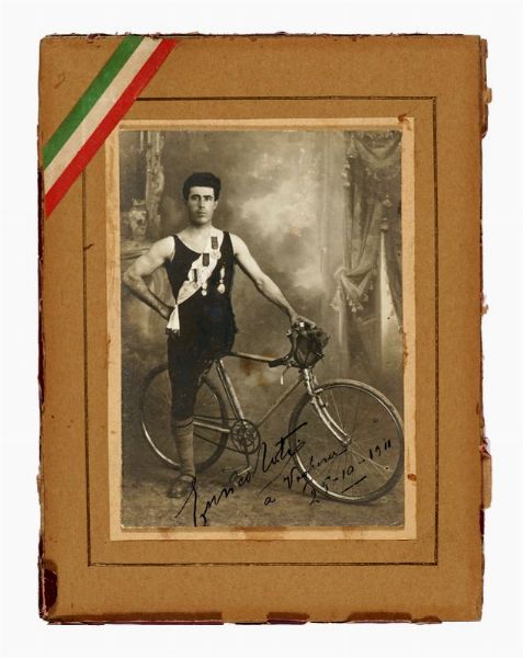 ENRICO TOTI : Ritratto fotografico (fotocartolina) con firma e annotazione autografa.  - Asta Libri, manoscritti e riviste [ASTA A TEMPO] - Associazione Nazionale - Case d'Asta italiane