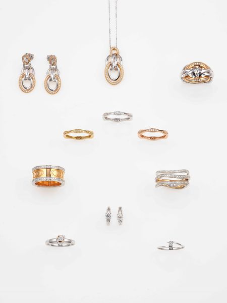 Lotto composto da otto anelli, due paia di orecchini ed un pendente con diamanti  - Asta Gioielli Contemporanei - Associazione Nazionale - Case d'Asta italiane