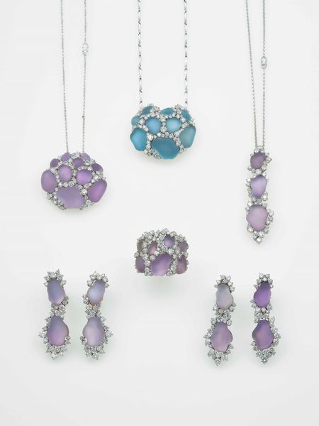 Modello Aurora. Lotto composto da tre pendenti, due paia di orecchini ed un anello con diamanti e doppiette  - Asta Gioielli Contemporanei - Associazione Nazionale - Case d'Asta italiane