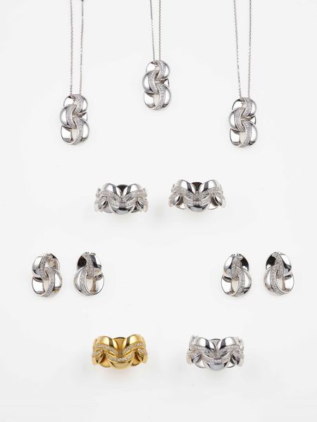 Modello Link Infinity. Lotto composto da quattro anelli, due paia di orecchini e tre pendenti con diamanti  - Asta Gioielli Contemporanei - Associazione Nazionale - Case d'Asta italiane