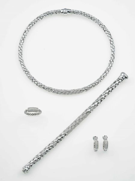 Modelli Stretch Diamonds e Stretch Classic. Lotto composto da un girocollo, un anello, un bracciale ed un paio di orecchini con diamanti  - Asta Gioielli Contemporanei - Associazione Nazionale - Case d'Asta italiane