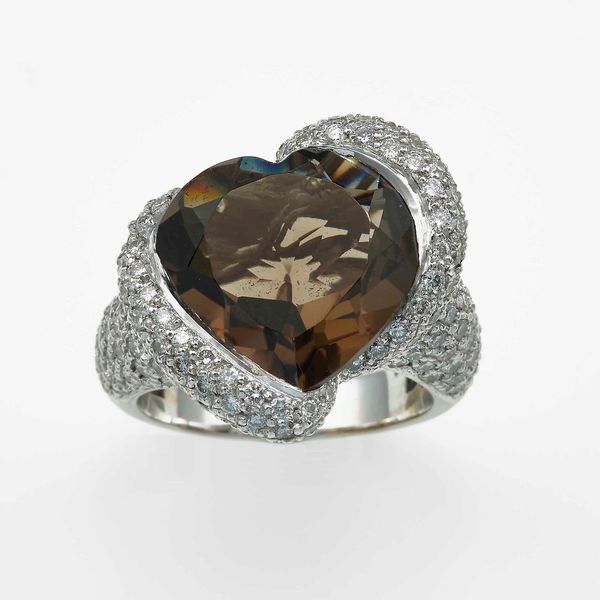 Anello con quarzo smoky taglio cuore e diamanti  - Asta Gioielli Contemporanei - Associazione Nazionale - Case d'Asta italiane