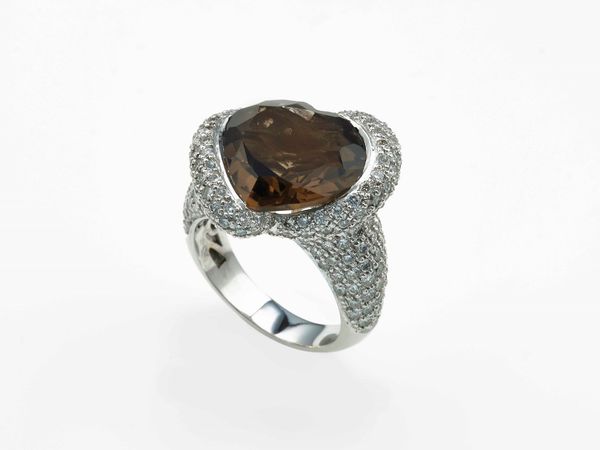 Anello con quarzo smoky taglio cuore e diamanti  - Asta Gioielli Contemporanei - Associazione Nazionale - Case d'Asta italiane